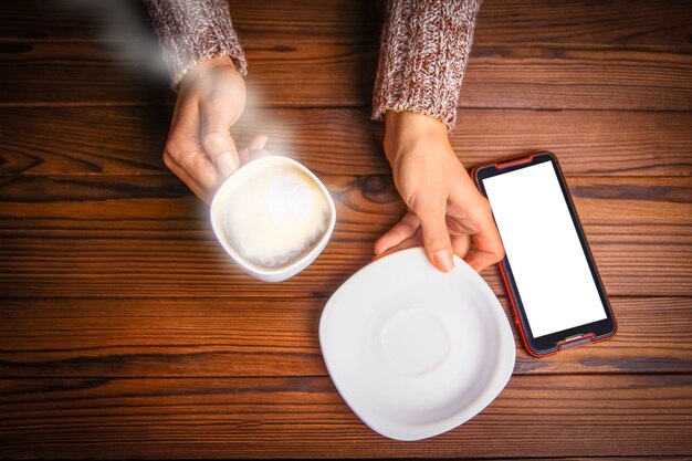 Osoba trzymająca telefon